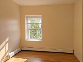 2 Evergreen Sq, Unit 3 in Somerville, MA - Building Photo - Building Photo