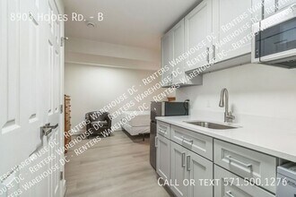 8903 Hooes Rd in Lorton, VA - Foto de edificio - Building Photo