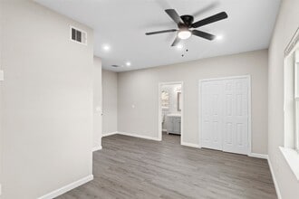 8402 Bassett St in Houston, TX - Building Photo - Building Photo