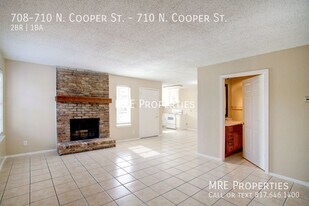 708-710 N Cooper St in Arlington, TX - Building Photo