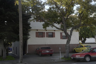 712 Santa Clara Ave in Alameda, CA - Building Photo - Building Photo