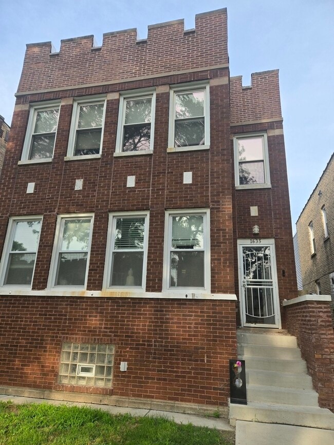 property at 1635 N Meade Ave
