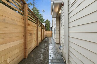 6021 44th Ave SW in Seattle, WA - Building Photo - Building Photo