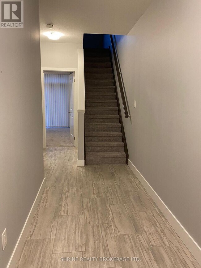 2070 Meadowgate Blvd in London, ON - Building Photo - Building Photo