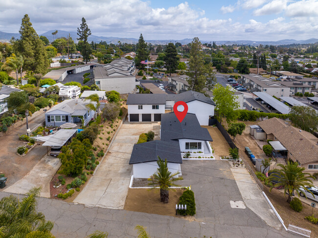 1630 S Juniper St in Escondido, CA - Building Photo - Building Photo