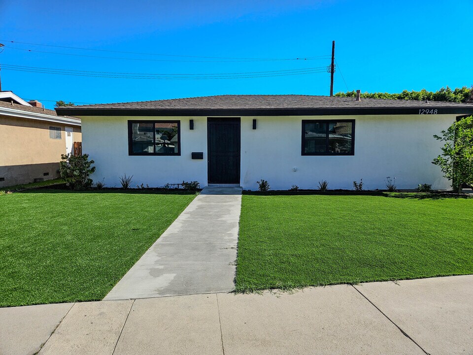 12948 Lull St in North Hollywood, CA - Building Photo