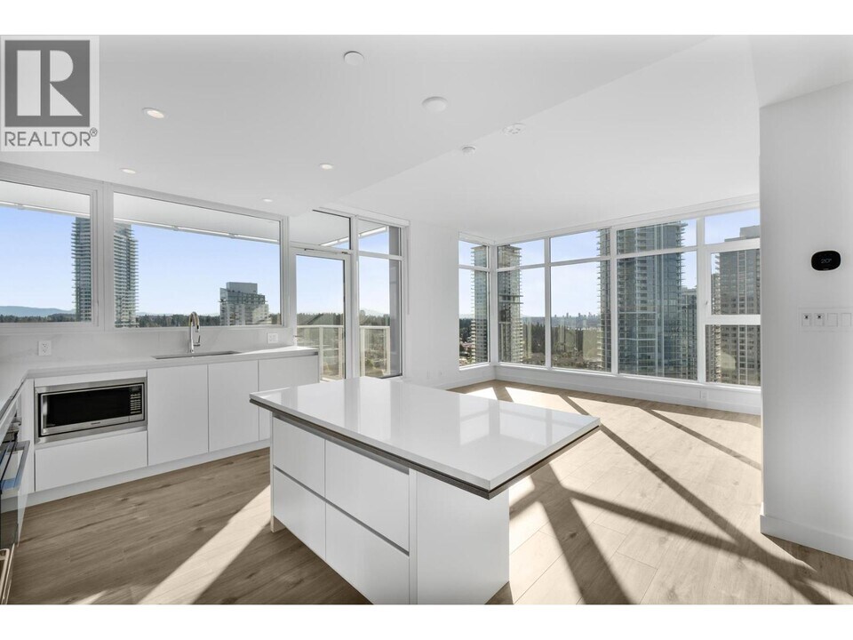 720 Farrow St in Coquitlam, BC - Building Photo