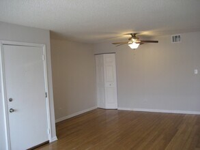 1424 Carol Ct, Unit 3A in Palatine, IL - Foto de edificio - Building Photo