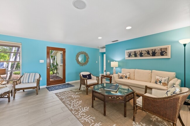 1070 10th St E in Boca Grande, FL - Building Photo - Building Photo