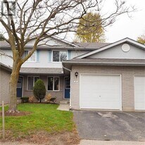 425 Kingscourt Dr in Waterloo, ON - Building Photo