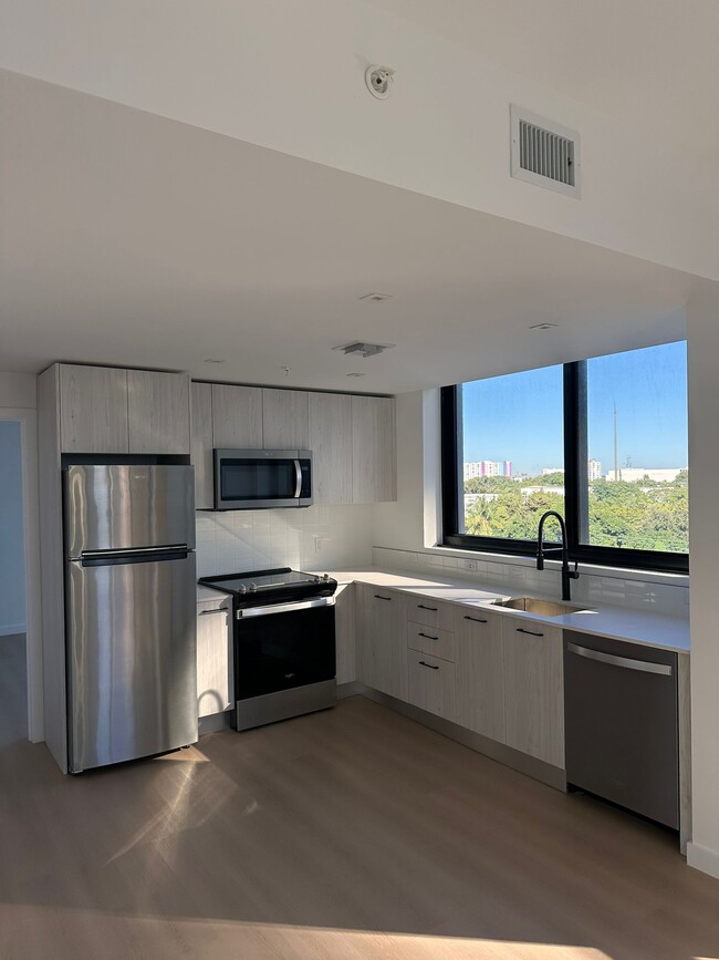 29 NW 28th St, Unit B27 in Miami, FL - Building Photo - Building Photo