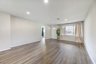 6026 Clarewood Dr in Houston, TX - Building Photo - Building Photo