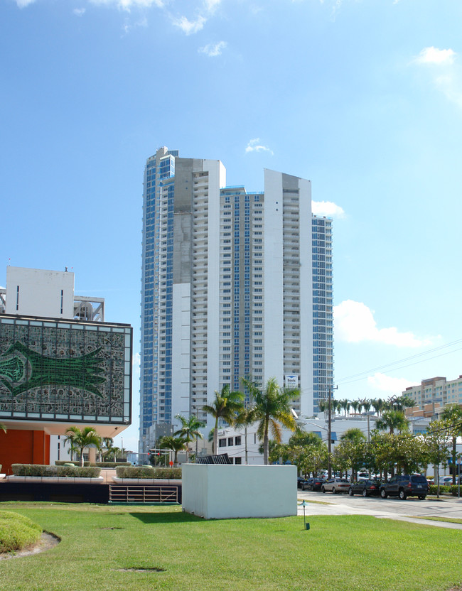 Paramount Bay in Miami, FL - Building Photo - Building Photo