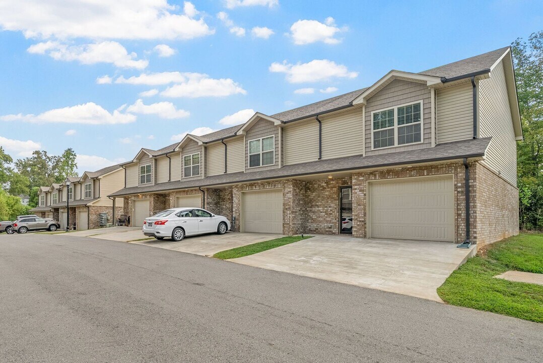 135 Country Ln in Clarksville, TN - Building Photo