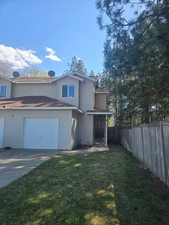 317 W Cherry Ave in Post Falls, ID - Foto de edificio