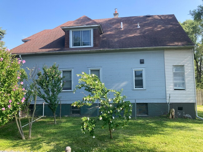 12087 Saint Aubin St, Unit Flat A in Hamtramck, MI - Foto de edificio - Building Photo