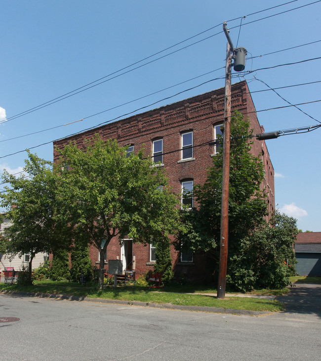 59 L St in Turners Falls, MA - Foto de edificio - Building Photo