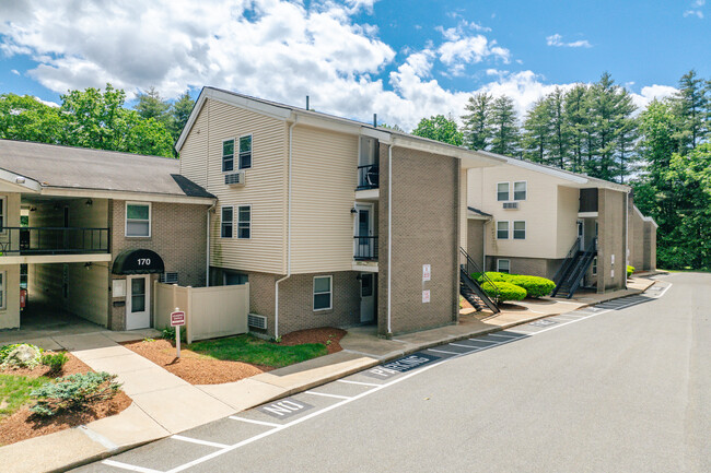 Clovelly Apartments in Nashua, NH - Foto de edificio - Building Photo