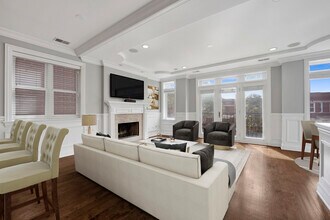 2210 W Addison St in Chicago, IL - Building Photo - Building Photo