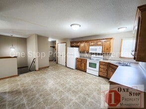 1916 S Arrowhead Ct in Independence, MO - Building Photo - Building Photo