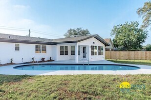 618 Country Club Ave NE in Fort Walton Beach, FL - Building Photo