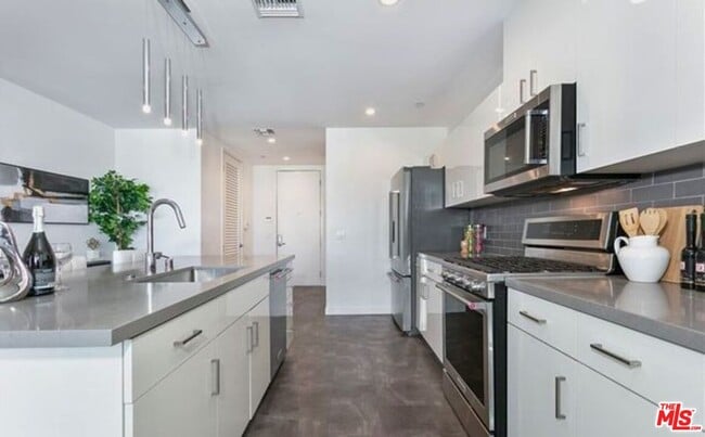 property at 4140 Glencoe Ave