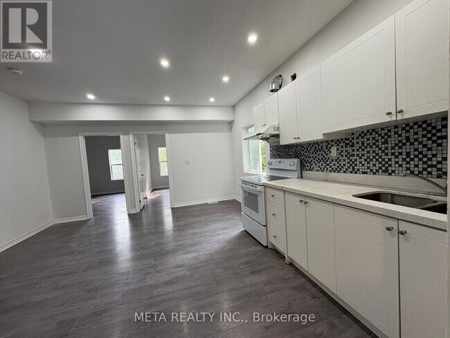 35-35 Duncombe Blvd in Toronto, ON - Building Photo - Building Photo