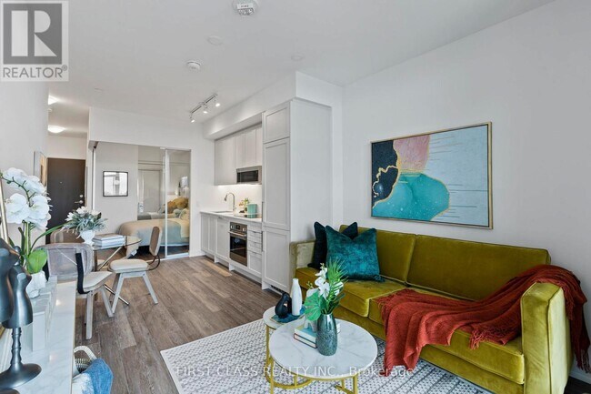 250 Lawrence Ave W in Toronto, ON - Building Photo - Building Photo