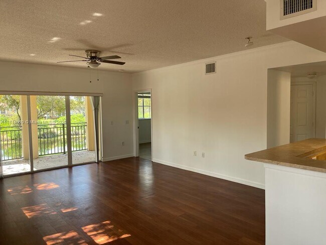 2412 Centergate Dr, Unit 201 in Miramar, FL - Foto de edificio - Building Photo
