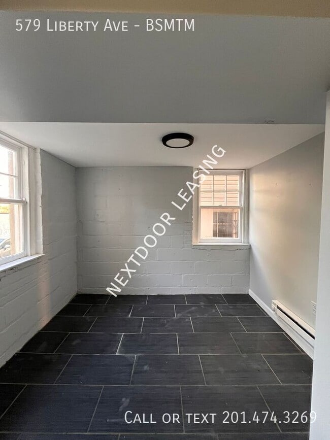 579 Liberty Ave in Jersey City, NJ - Foto de edificio - Building Photo