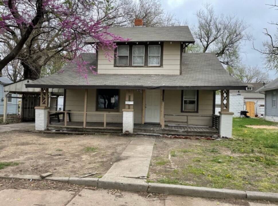 1220 S Fern St in Wichita, KS - Building Photo