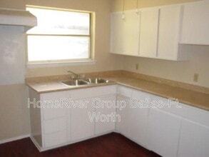 5720 Bluffman Dr in Dallas, TX - Building Photo - Building Photo