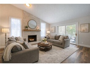 1042 E Circle Dr in Wayzata, MN - Building Photo - Building Photo