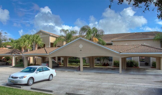 property at 905 Fairwaycove Ln