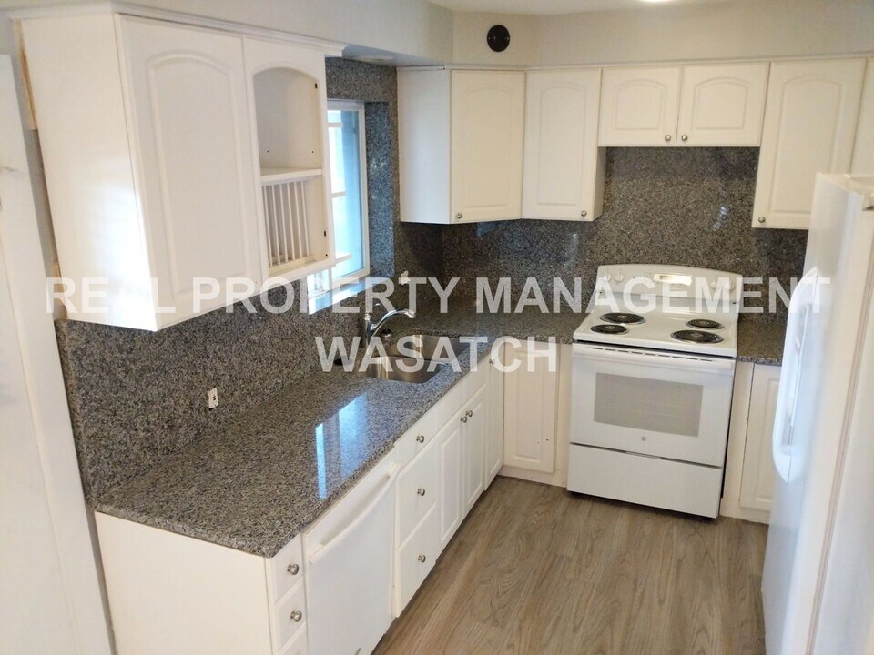 218 E 4800 S-Unit -# 220 in Murray, UT - Building Photo