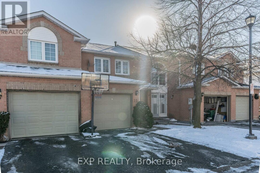 19 Chipstead Ave in Brampton, ON - Building Photo