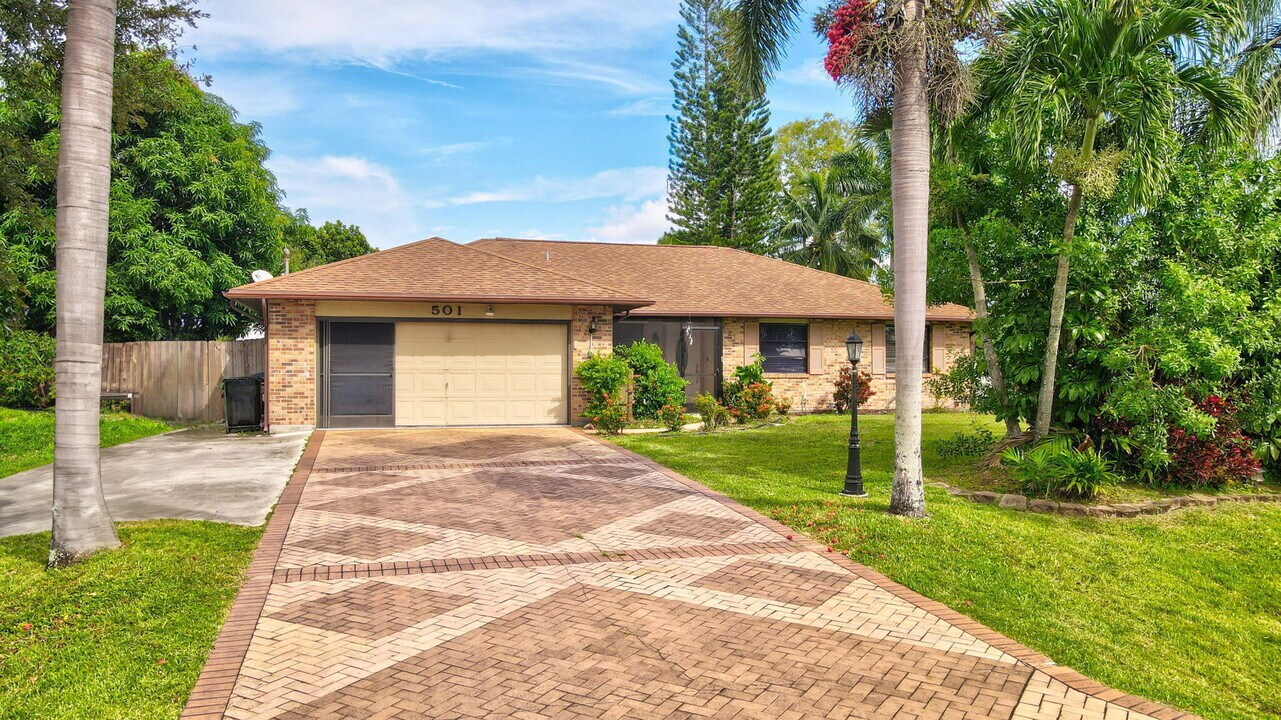 501 NW Colonial St in Port St. Lucie, FL - Building Photo