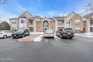 12 High Pointe Way in Matawan, NJ - Building Photo