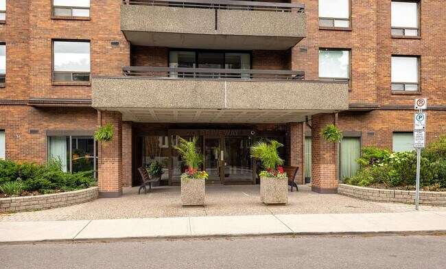 20 The Driveway in Ottawa, ON - Building Photo - Building Photo