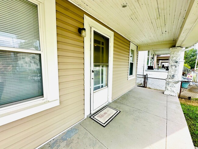 120 W Garrett St in Louisville, KY - Foto de edificio - Building Photo