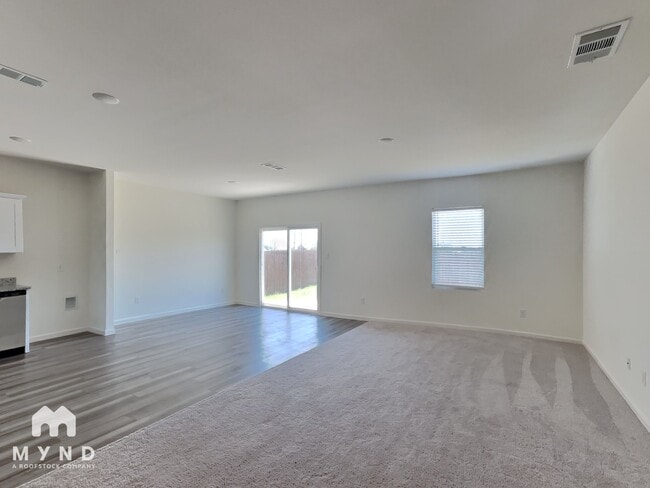 5549 Ladytown Ln in Crowley, TX - Foto de edificio - Building Photo