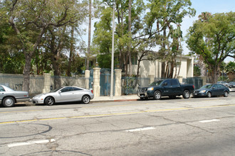 629 S Commonwealth Ave in Los Angeles, CA - Foto de edificio - Building Photo