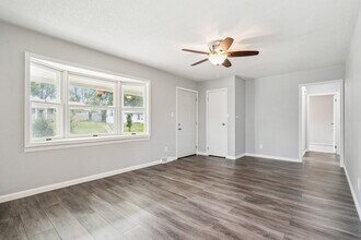 2417 Illinois St SW in Cedar Rapids, IA - Building Photo - Building Photo