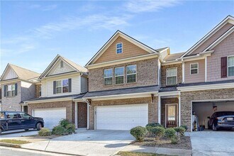 4003 Labrador Way in Lilburn, GA - Building Photo - Building Photo