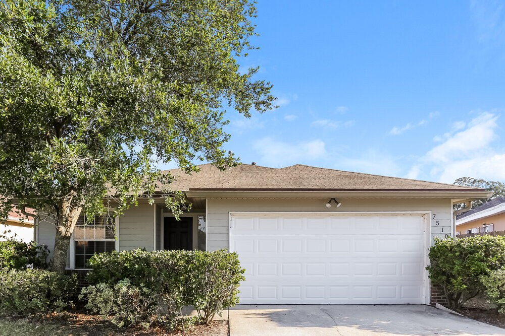 7510 International Village Dr in Jacksonville, FL - Building Photo