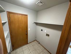 1917 Trumpet Dr in Redding, CA - Foto de edificio - Building Photo