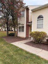 25 Wood Lake Dr in Middletown, NY - Building Photo