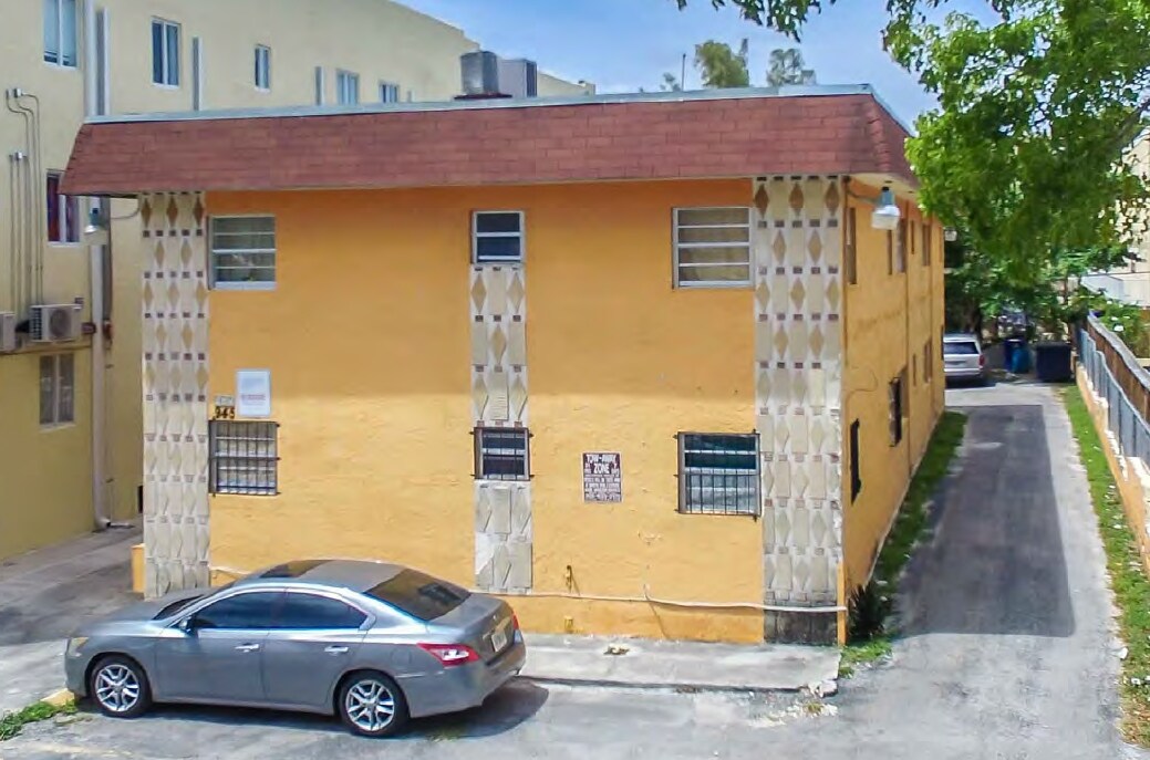 945 SW 4th St in Miami, FL - Building Photo