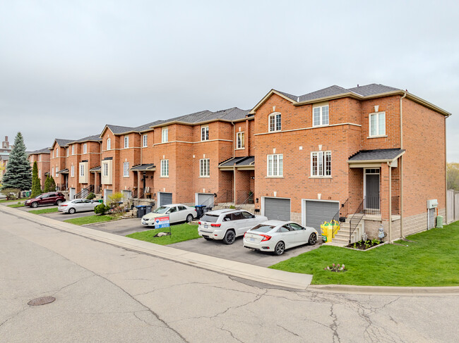 120 Railroad St in Brampton, ON - Building Photo - Primary Photo