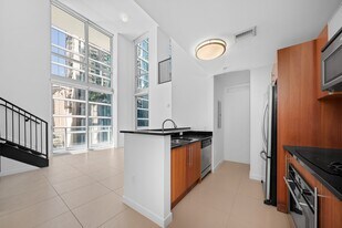300 S Biscayne Blvd in Miami, FL - Building Photo